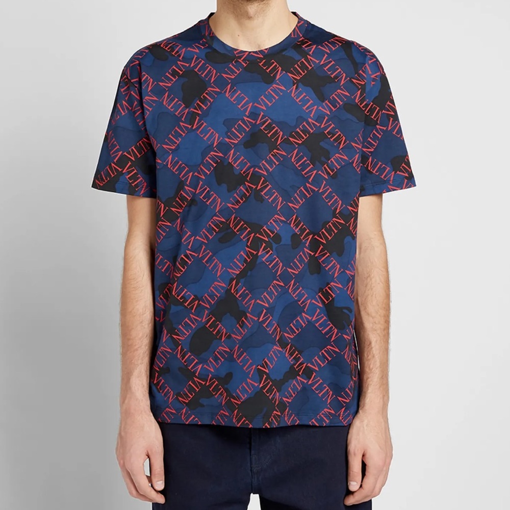 Men’s VALENTINO CAMO VLTN GRID TEE
NAVY & RED